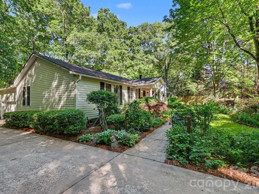 10112 Idlewild Road, Matthews, NC 28105.  MLS# CAR4374163, YatesRealty ID 21118. 