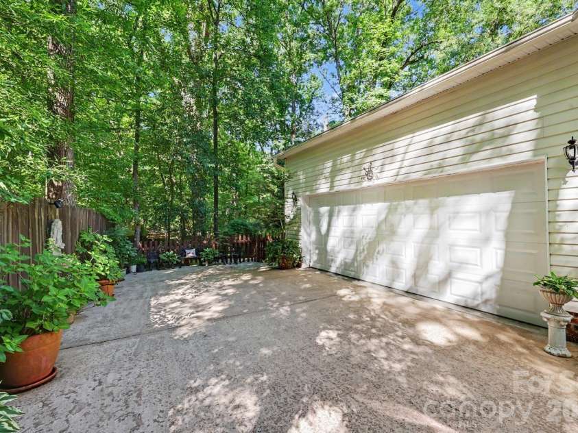 10112 Idlewild Road, Matthews, NC 28105.  MLS# CAR4374163, YatesRealty ID 21118. 