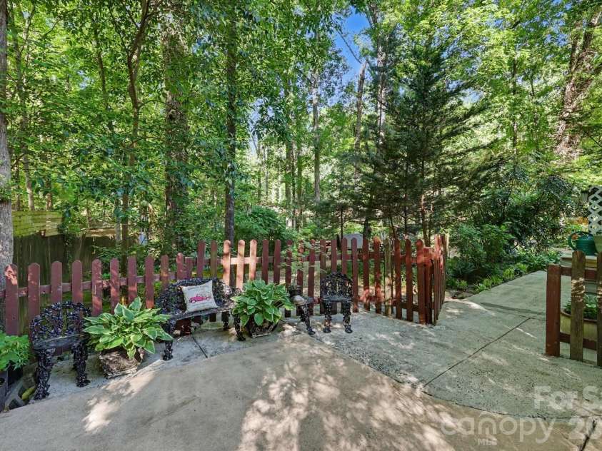 10112 Idlewild Road, Matthews, NC 28105.  MLS# CAR4374163, YatesRealty ID 21118. 