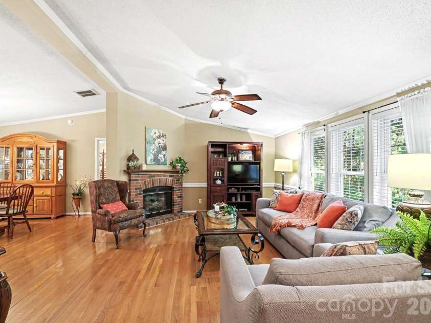 10112 Idlewild Road, Matthews, NC 28105.  MLS# CAR4374163, YatesRealty ID 21118. 