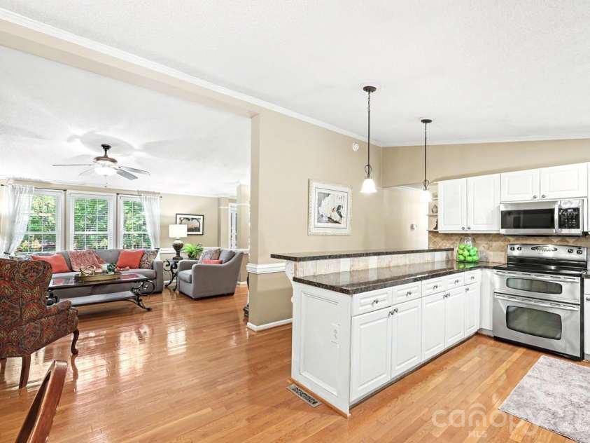 10112 Idlewild Road, Matthews, NC 28105.  MLS# CAR4374163, YatesRealty ID 21118. 