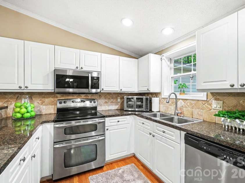 10112 Idlewild Road, Matthews, NC 28105.  MLS# CAR4374163, YatesRealty ID 21118. 