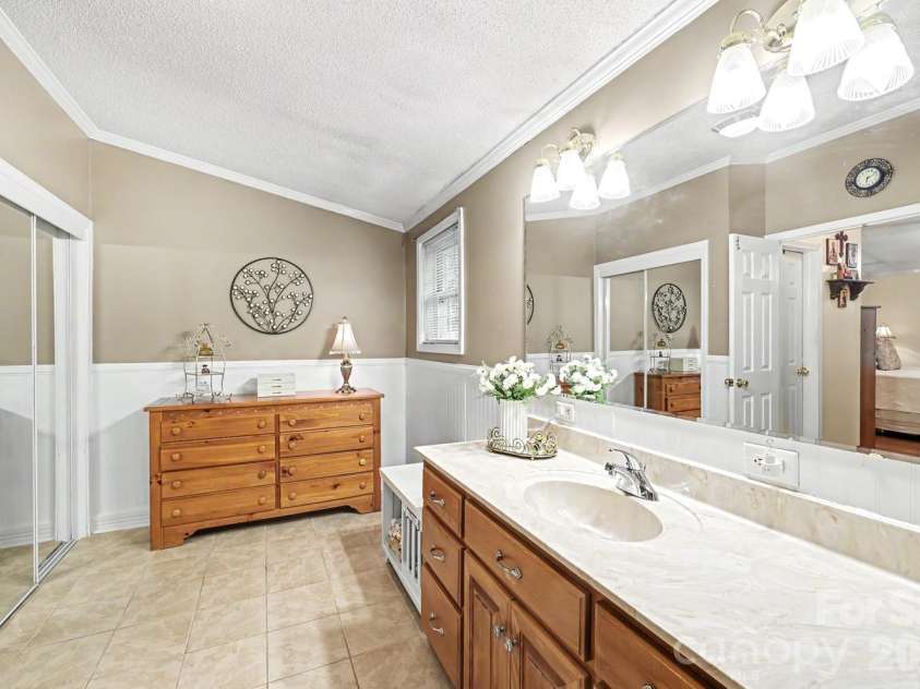 10112 Idlewild Road, Matthews, NC 28105.  MLS# CAR4374163, YatesRealty ID 21118. 
