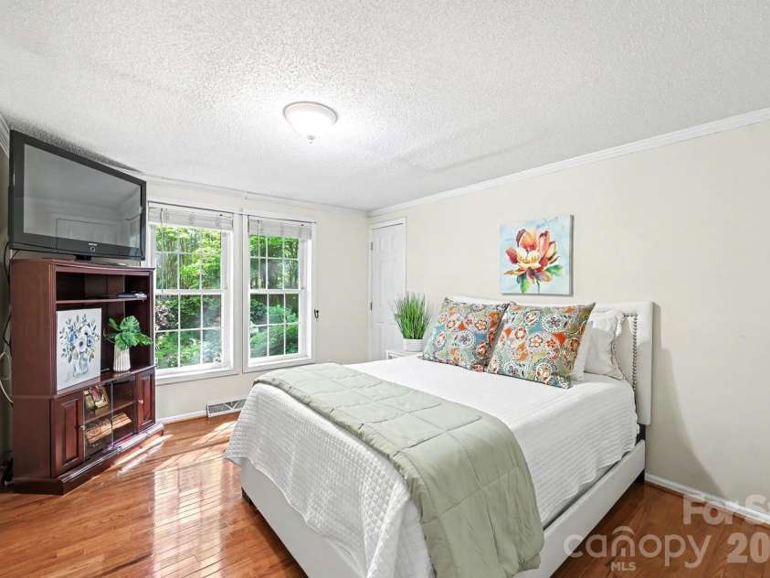 10112 Idlewild Road, Matthews, NC 28105.  MLS# CAR4374163, YatesRealty ID 21118. 