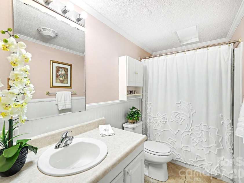 10112 Idlewild Road, Matthews, NC 28105.  MLS# CAR4374163, YatesRealty ID 21118. 