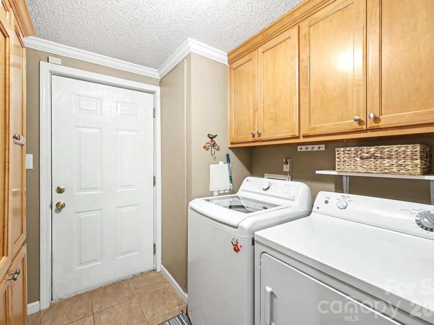 10112 Idlewild Road, Matthews, NC 28105.  MLS# CAR4374163, YatesRealty ID 21118. 