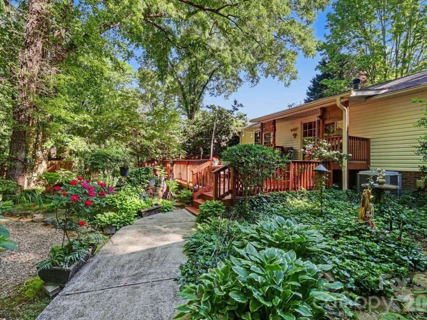 10112 Idlewild Road, Matthews, NC 28105.  MLS# CAR4374163, YatesRealty ID 21118. 