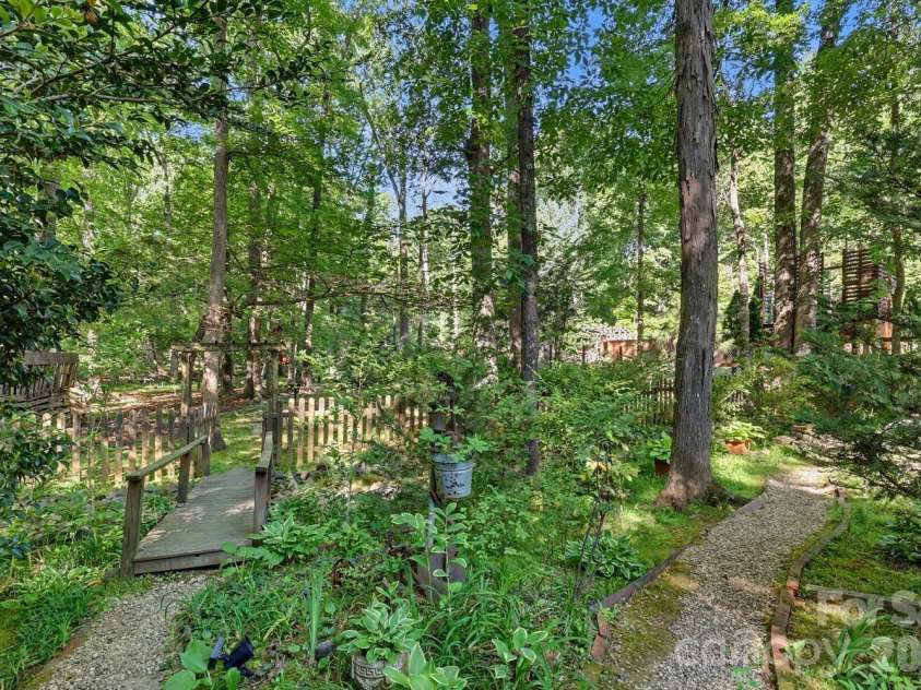 10112 Idlewild Road, Matthews, NC 28105.  MLS# CAR4374163, YatesRealty ID 21118. 