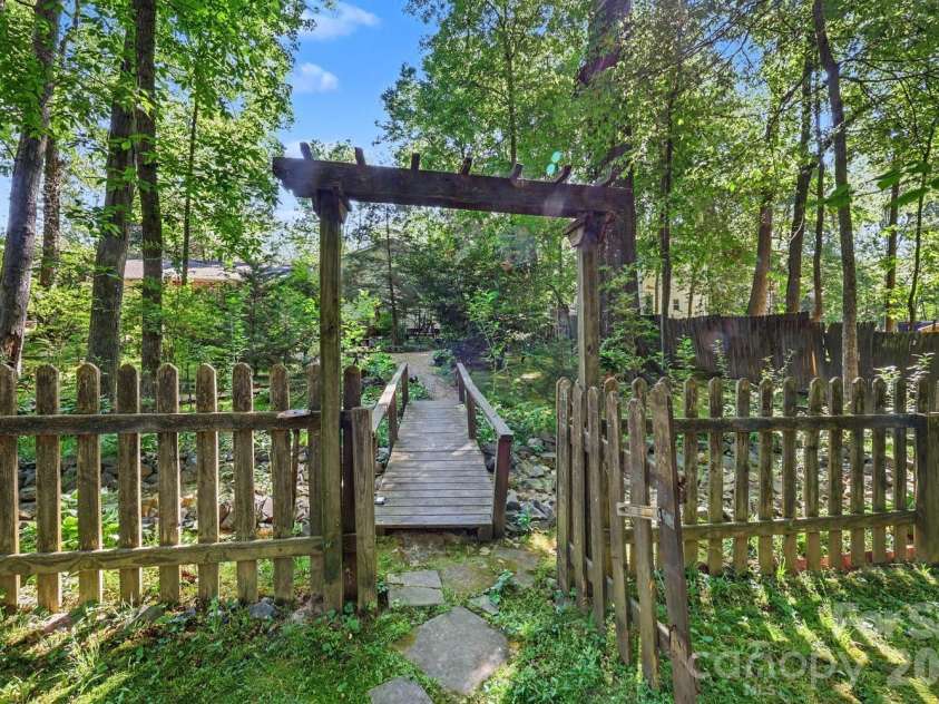 10112 Idlewild Road, Matthews, NC 28105.  MLS# CAR4374163, YatesRealty ID 21118. 