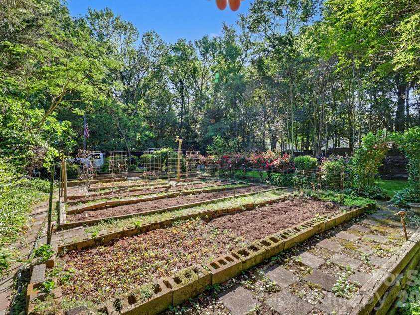 10112 Idlewild Road, Matthews, NC 28105.  MLS# CAR4374163, YatesRealty ID 21118. 