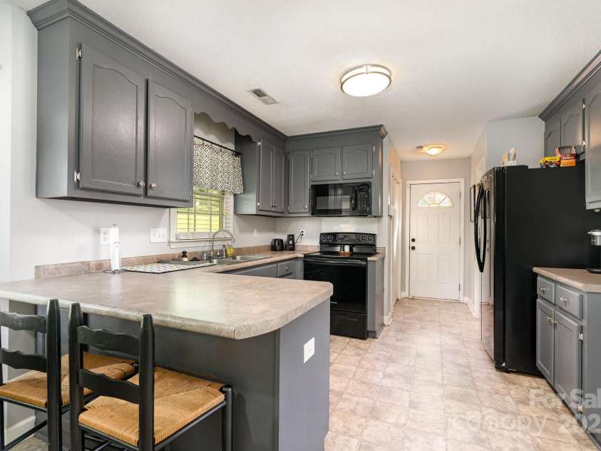 920 Manor Drive, Kings Mountain, NC 28086.  MLS# CAR4272603, YatesRealty ID 21118. 