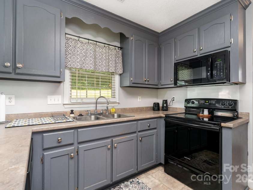 920 Manor Drive, Kings Mountain, NC 28086.  MLS# CAR4272603, YatesRealty ID 21118. 