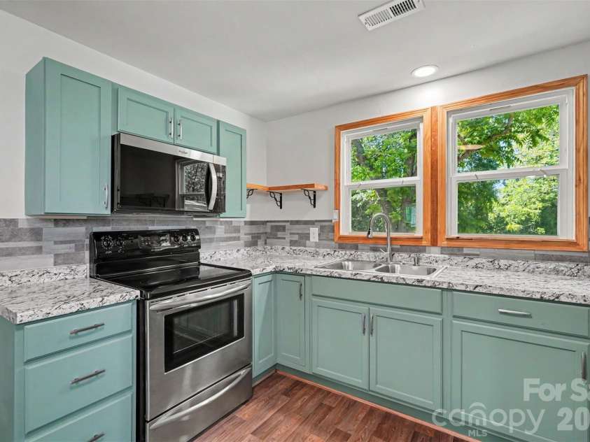 503 McGregor Street, Pageland, SC 29728.  MLS# CAR4379094, YatesRealty ID 21120. Kitchen
