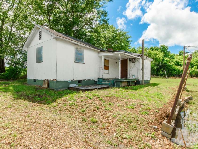 689c Pinckney Road, Chester, SC 29706.  MLS# CAR4379950, YatesRealty ID 21121. 