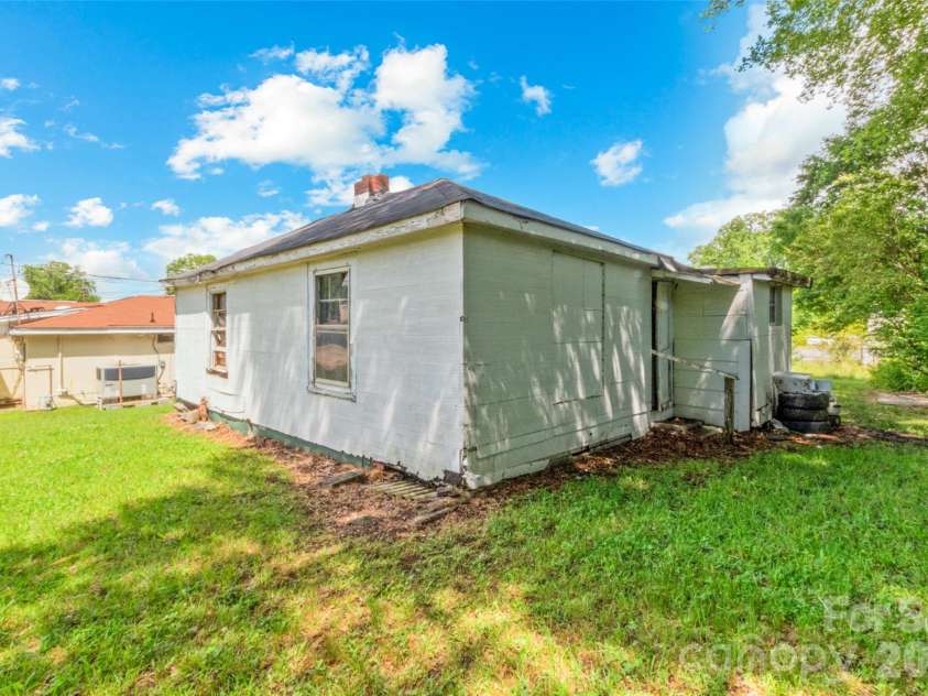 689c Pinckney Road, Chester, SC 29706.  MLS# CAR4379950, YatesRealty ID 21121. 