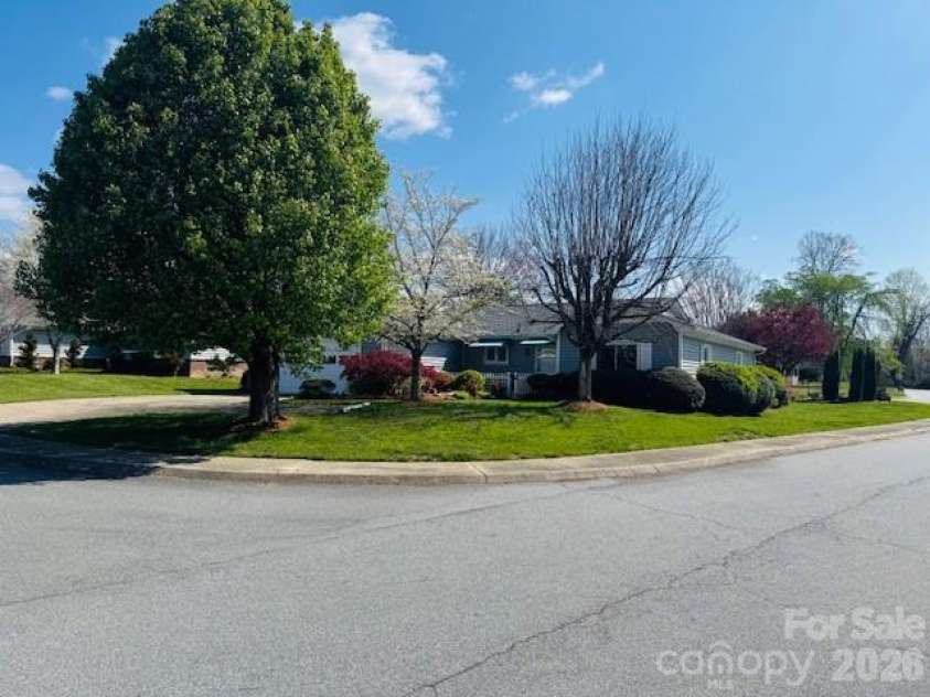 200 Dartcrest Drive, Hendersonville, NC 28792.  MLS# CAR4363857, YatesRealty ID 21123. 