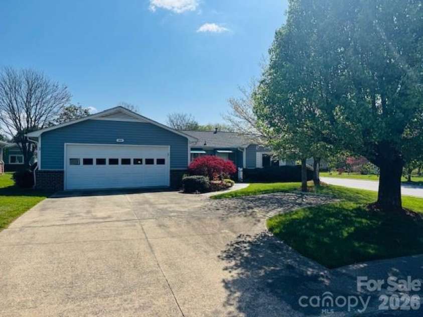 200 Dartcrest Drive, Hendersonville, NC 28792.  MLS# CAR4363857, YatesRealty ID 21123. 