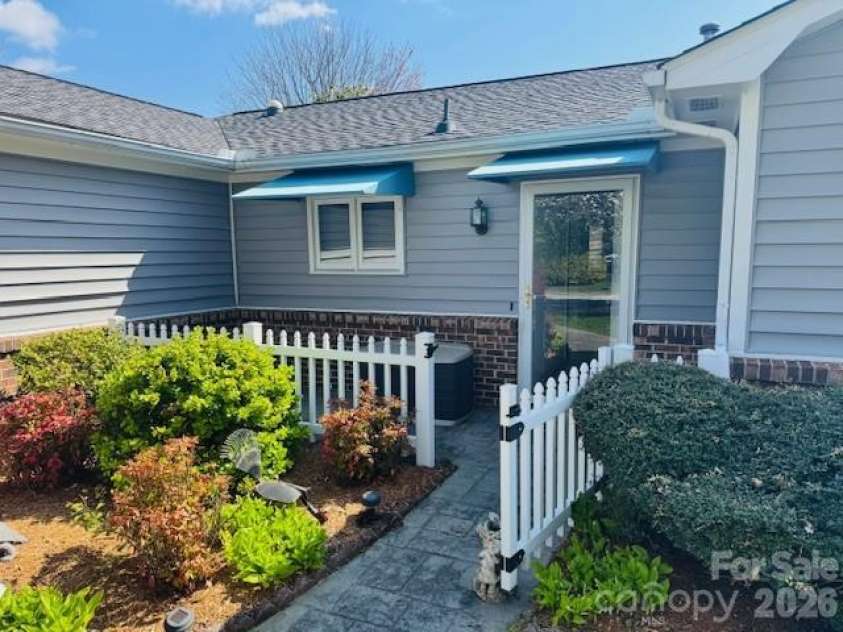 200 Dartcrest Drive, Hendersonville, NC 28792.  MLS# CAR4363857, YatesRealty ID 21123. 