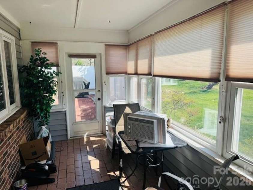 200 Dartcrest Drive, Hendersonville, NC 28792.  MLS# CAR4363857, YatesRealty ID 21123. 