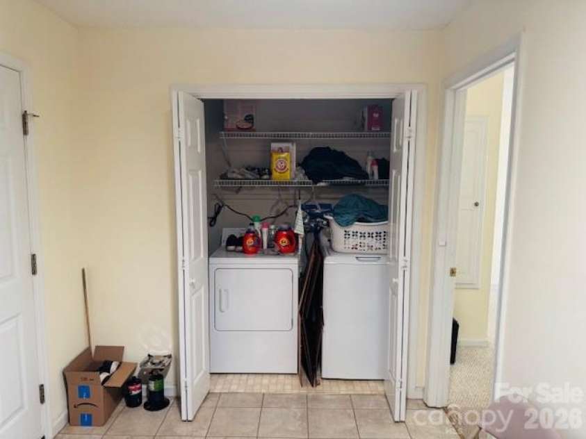 200 Dartcrest Drive, Hendersonville, NC 28792.  MLS# CAR4363857, YatesRealty ID 21123. 