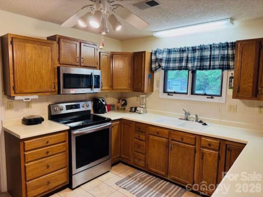 200 Dartcrest Drive, Hendersonville, NC 28792.  MLS# CAR4363857, YatesRealty ID 21123. 