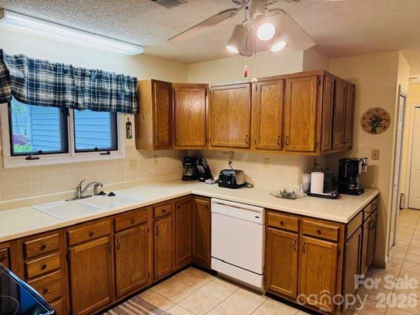 200 Dartcrest Drive, Hendersonville, NC 28792.  MLS# CAR4363857, YatesRealty ID 21123. 