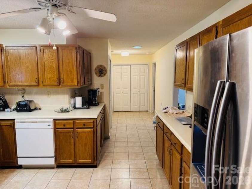 200 Dartcrest Drive, Hendersonville, NC 28792.  MLS# CAR4363857, YatesRealty ID 21123. 