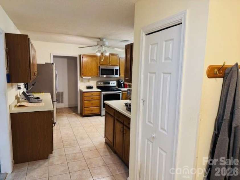 200 Dartcrest Drive, Hendersonville, NC 28792.  MLS# CAR4363857, YatesRealty ID 21123. 