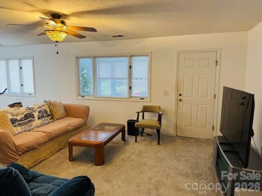 200 Dartcrest Drive, Hendersonville, NC 28792.  MLS# CAR4363857, YatesRealty ID 21123. 
