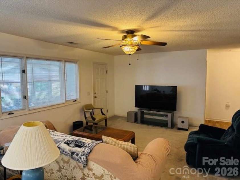 200 Dartcrest Drive, Hendersonville, NC 28792.  MLS# CAR4363857, YatesRealty ID 21123. 