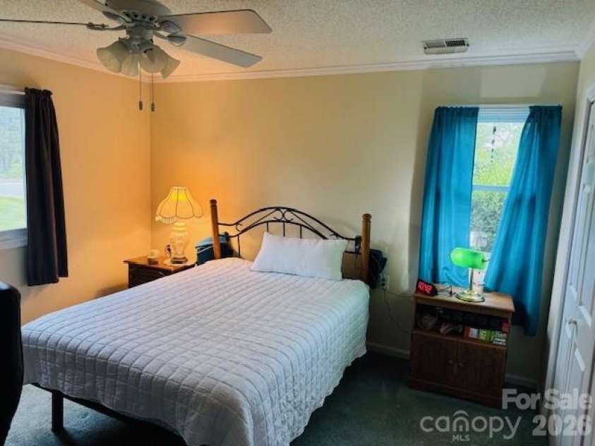 200 Dartcrest Drive, Hendersonville, NC 28792.  MLS# CAR4363857, YatesRealty ID 21123. 