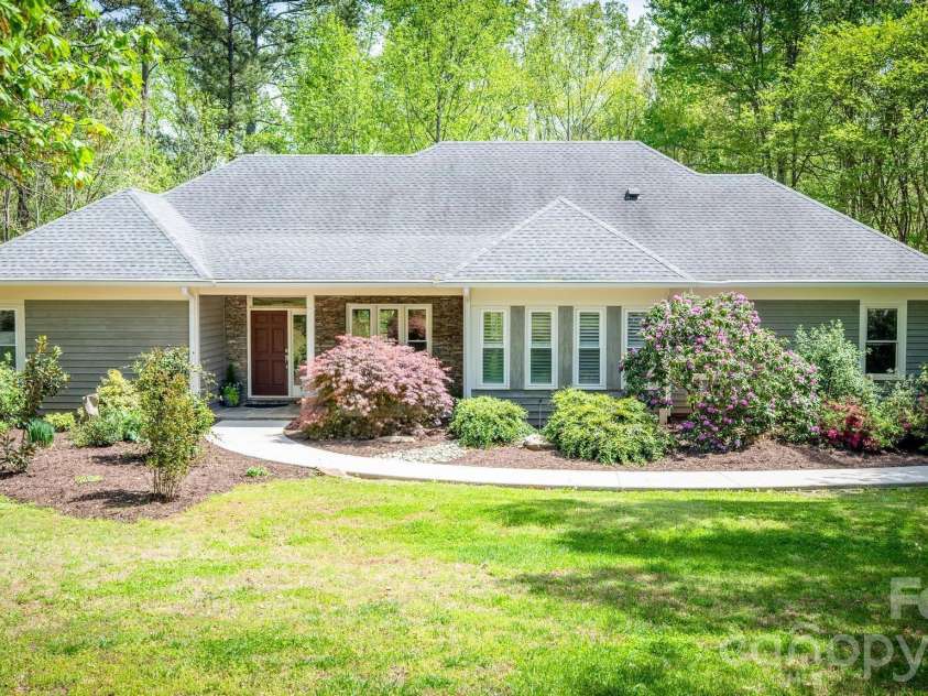 15610 Deerhaven Court, Davidson, NC 28036.  MLS# CAR4364460, YatesRealty ID 21124. 