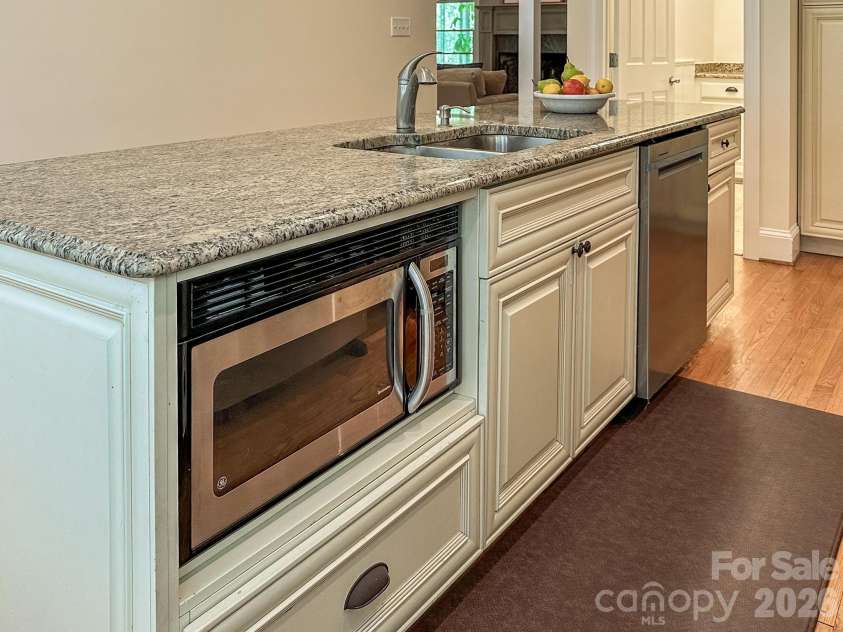 15610 Deerhaven Court, Davidson, NC 28036.  MLS# CAR4364460, YatesRealty ID 21124. 