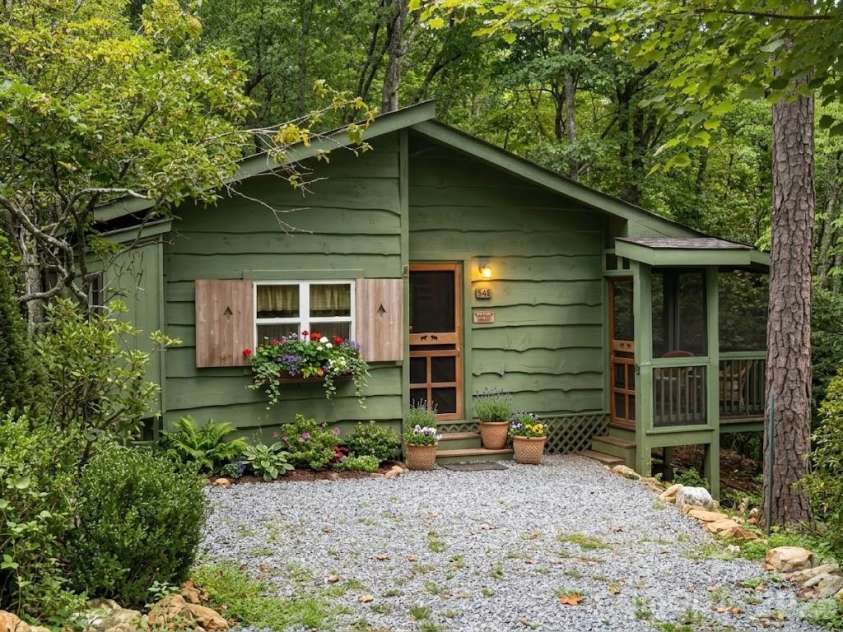 548 Bear Cub Drive, Spruce Pine, NC 28777.  MLS# CAR4426494, YatesRealty ID 21127. 