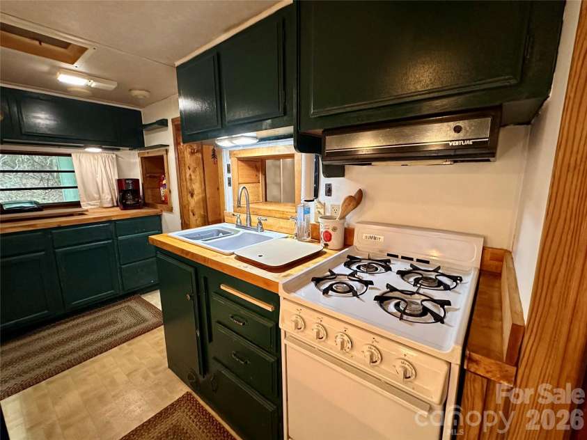 548 Bear Cub Drive, Spruce Pine, NC 28777.  MLS# CAR4426494, YatesRealty ID 21127. 