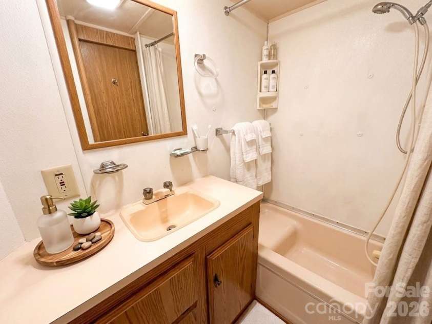 548 Bear Cub Drive, Spruce Pine, NC 28777.  MLS# CAR4426494, YatesRealty ID 21127. 