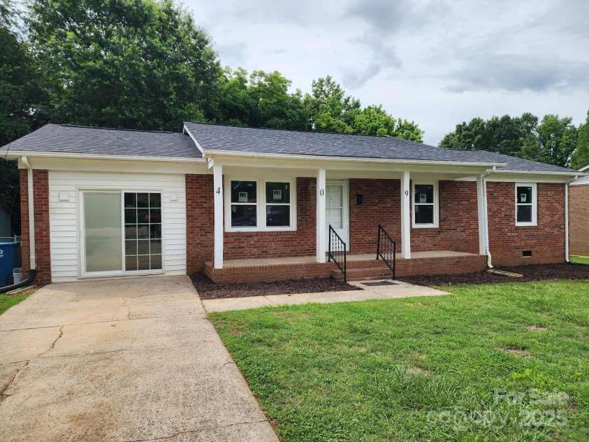 409 Martin Luther King Jr Avenue, Salisbury, NC 28144.  MLS# CAR4253859, YatesRealty ID 21131. 