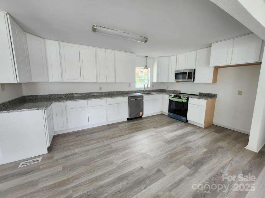 409 Martin Luther King Jr Avenue, Salisbury, NC 28144.  MLS# CAR4253859, YatesRealty ID 21131. 
