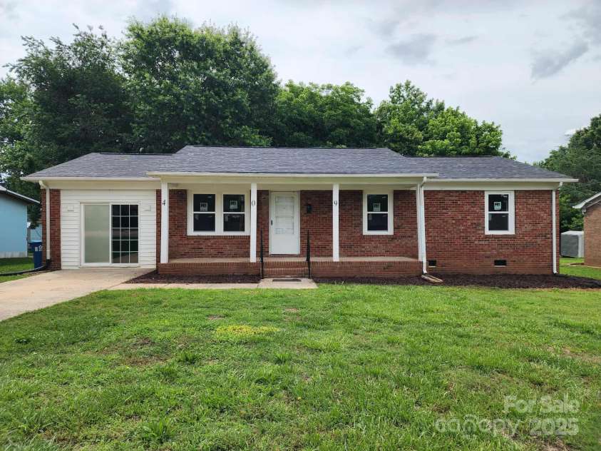 409 Martin Luther King Jr Avenue, Salisbury, NC 28144.  MLS# CAR4253859, YatesRealty ID 21131. Front of Home