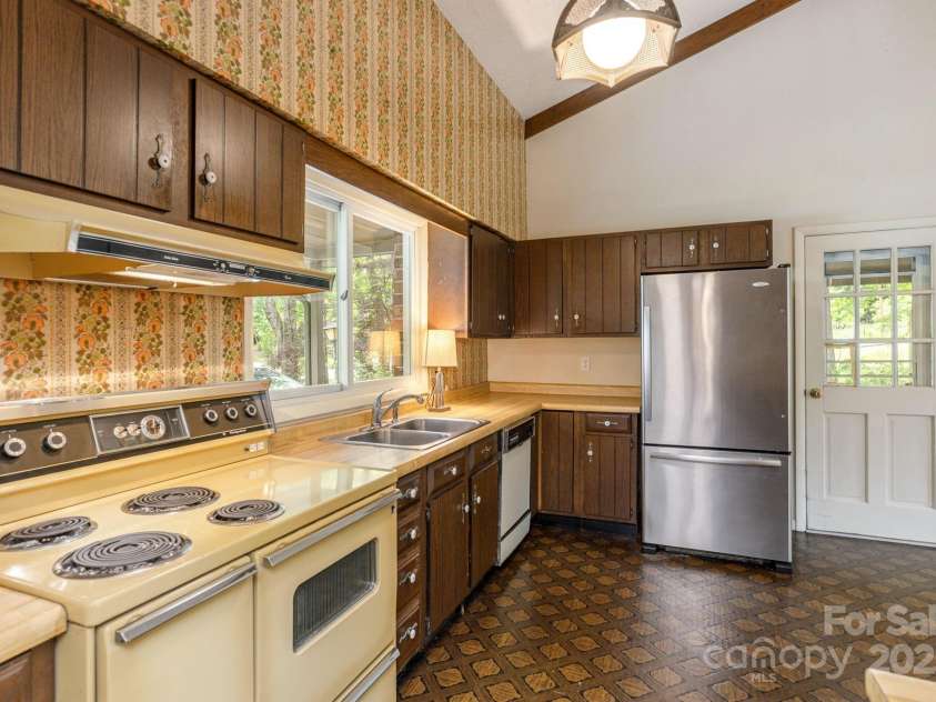 6 Hudson Lane, Fletcher, NC 28732.  MLS# CAR4249808, YatesRealty ID 21133. 