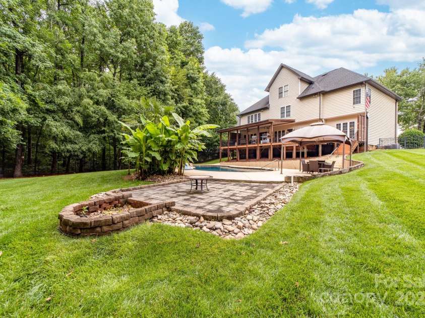 12002 Cobham Court, Huntersville, NC 28078.  MLS# CAR4269076, YatesRealty ID 21134. Firepit area