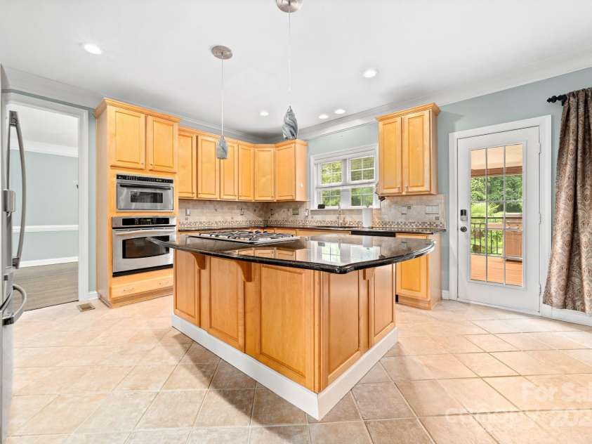 12002 Cobham Court, Huntersville, NC 28078.  MLS# CAR4269076, YatesRealty ID 21134. Walking into the kitchen from the front hallway