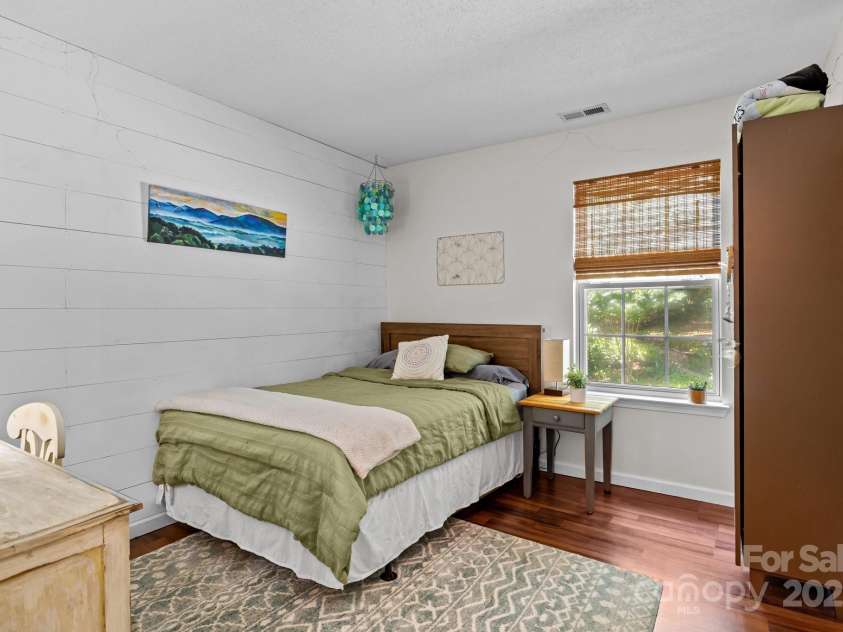 8700 Fox Tail Lane, Huntersville, NC 28078.  MLS# CAR4269110, YatesRealty ID 21136. Bedroom 1 is bright and welcoming, featuring a large window that fills the space with natural light and offers a peaceful view of the backyard. A spacious closet offers ample storage.