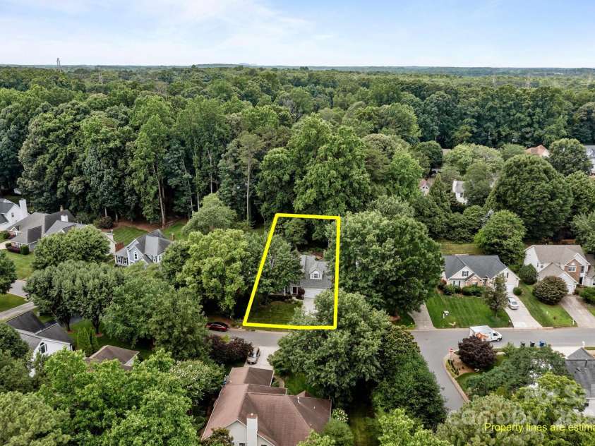 8700 Fox Tail Lane, Huntersville, NC 28078.  MLS# CAR4269110, YatesRealty ID 21136. Conveniently located just minutes from shopping, dining, and major highways. Perfect balance of tranquility and accessibility.