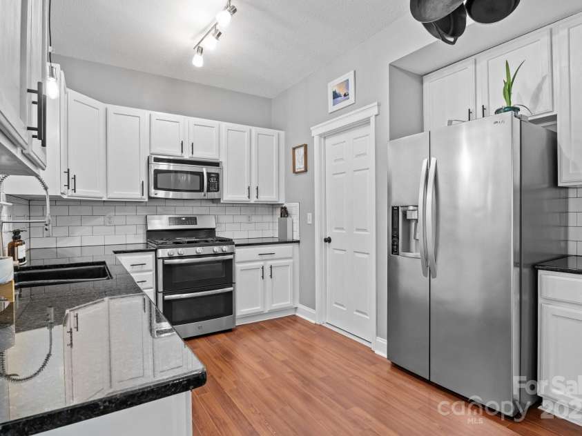 8700 Fox Tail Lane, Huntersville, NC 28078.  MLS# CAR4269110, YatesRealty ID 21136. This bright and inviting kitchen offers a clean modern look along with generous storage space.