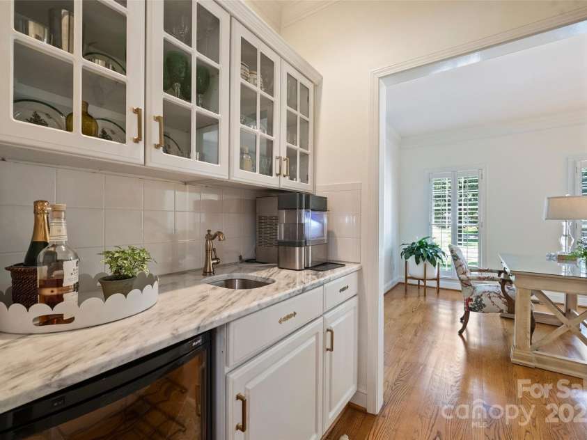 159 Carsons Place, Mooresville, NC 28117.  MLS# CAR4270616, YatesRealty ID 21137. Wet bar