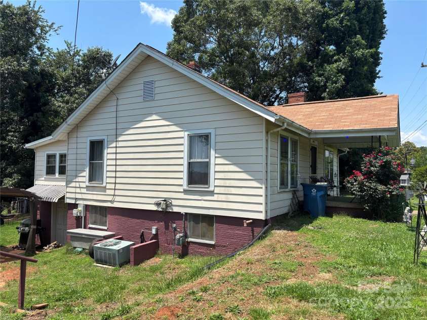 4059 10th Avenue Drive, Hickory, NC 28602.  MLS# CAR4270604, YatesRealty ID 21138. 