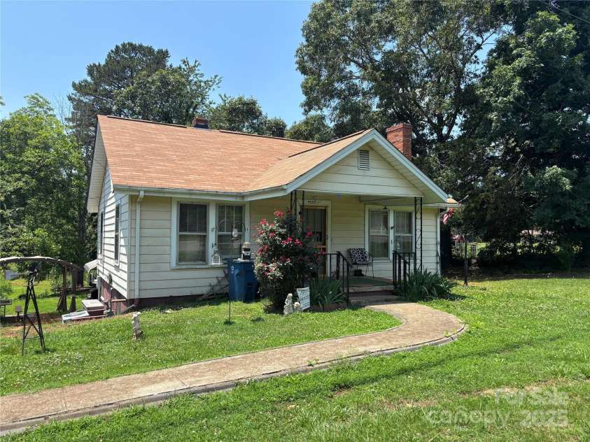 4059 10th Avenue Drive, Hickory, NC 28602.  MLS# CAR4270604, YatesRealty ID 21138. 