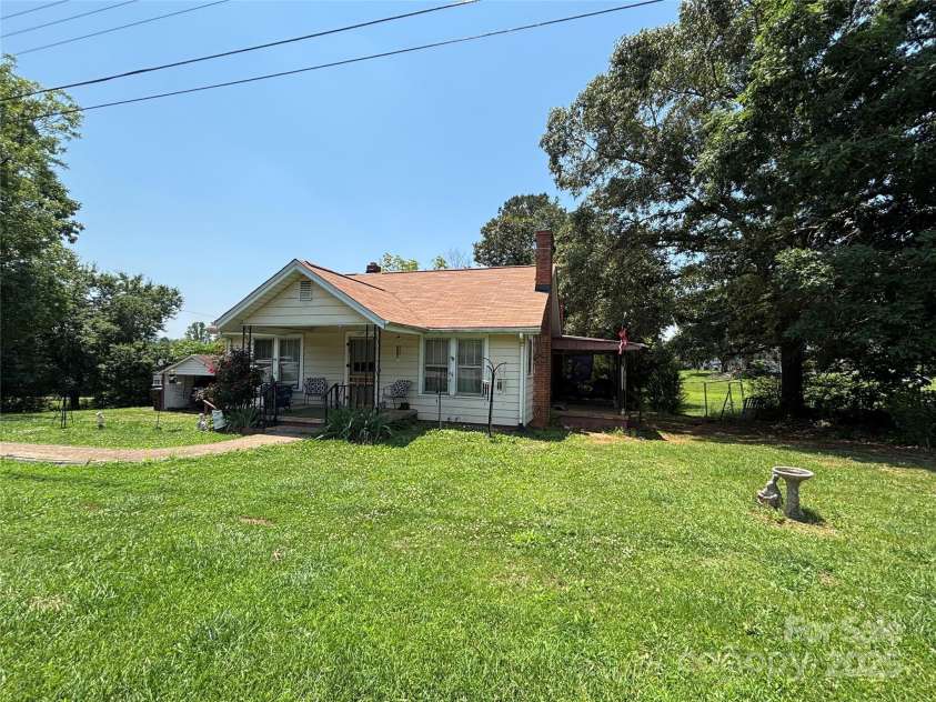 4059 10th Avenue Drive, Hickory, NC 28602.  MLS# CAR4270604, YatesRealty ID 21138. 