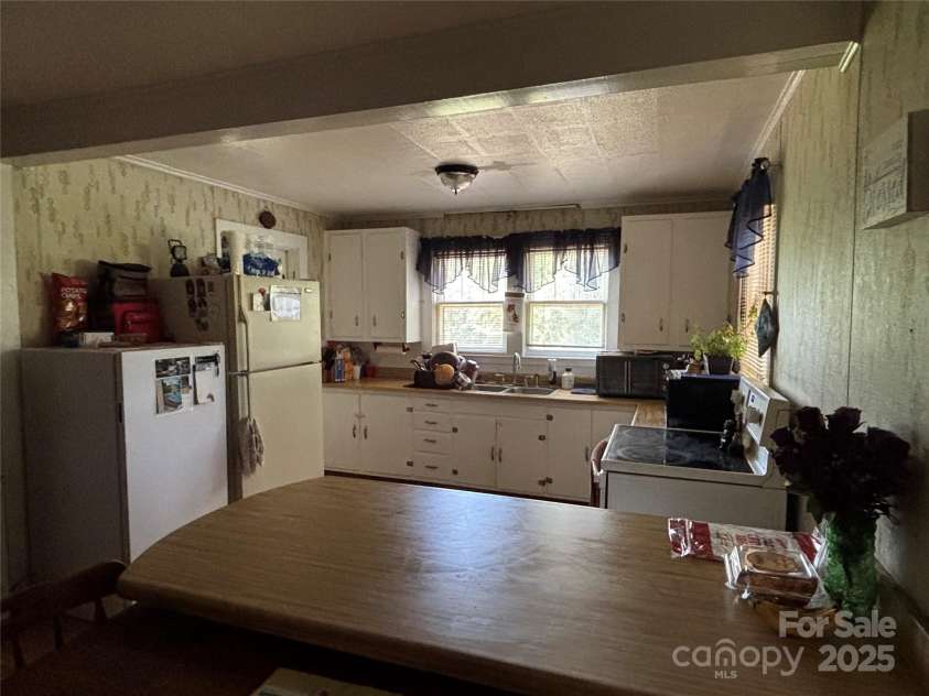 4059 10th Avenue Drive, Hickory, NC 28602.  MLS# CAR4270604, YatesRealty ID 21138. 